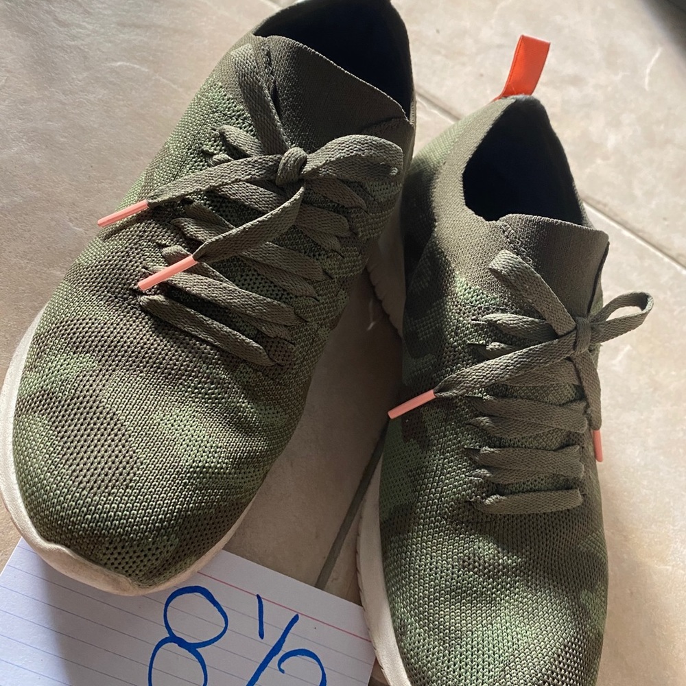 Sketchers sneakers